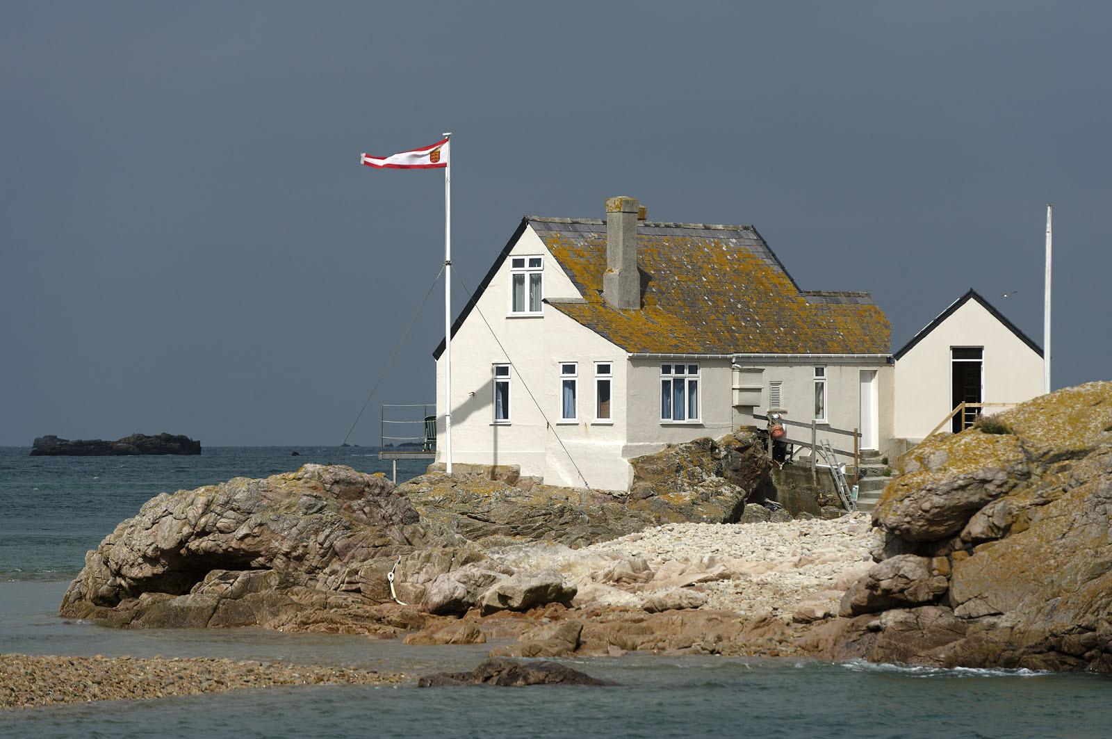 La société nationale de sauvetage en mer est une des expressions les plus abouties de la solidarité des gens de mer face aux drames et accidents maritimes à proximité de nos côtes.La SNSM actuelle est née en 1967, mais depuis plus d'un siècle et demi, des bénévoles issus du monde maritime professionnel et, de plus en plus désormais, d'autres milieux s'investissent localement pour apporter une aide irremplaçable aux usagers de la mer. Association reconnue d'utilité publique dont la mission première est le sauvetage des personnes en danger en mer, la SNSM exerce trois types d'activités : le sauvetage en mer proprement dit, la formation des nageurs sauveteurs saisonniers et la prévention des risques nautiques.Nous avons coutume de dire de nos équipages qu'ils donnent tout et ne prennent rien..sauf les risquesXavier de la Gorce , Président de la SNSM