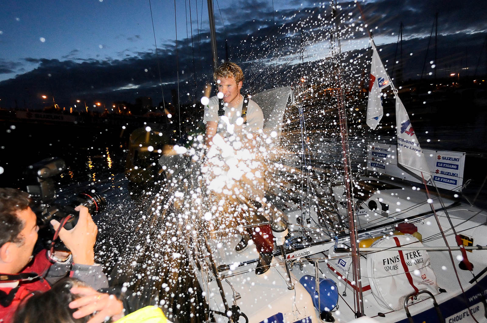 François GABARTLa rade de Cherbourg-en-Cotentin, qui figure parmi les plus grandes rades atificielles au monde, offre aux passionnés, débutants ou confirmés, la possibilité de pratiquer voile, aviron de mer, surf, kayak, ski nautique, funboard, plongée, kitesurf, waveski…