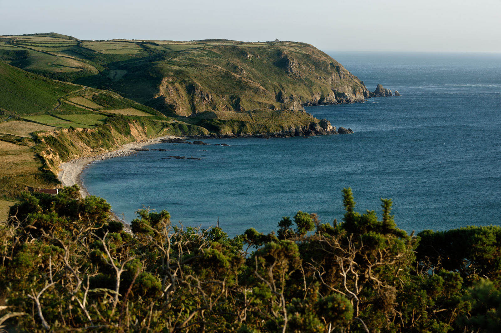 Cette baie bien abritée est une plage de galets et de sable fin, et tire son nom des moulins qui existaient autrefois dans la vallée qui la surplombe (écailler le grain). Les roches de l'anse de Cul Rond figurent parmi les plus anciennes de France : plus de 2 milliards d'années.