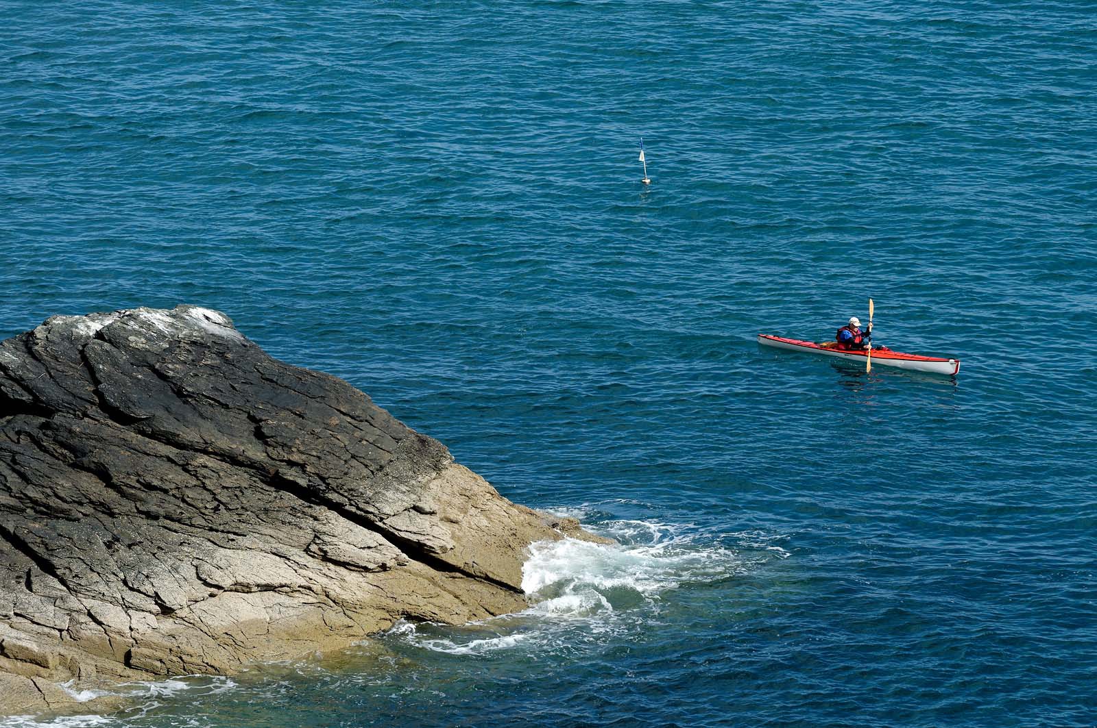 Le village d’Omonville la Rogue, situé sur la route côtière qui relie Cherbourg au cap de la Hague, s’étire au creux d’un vallon. Ses nombreuses petites rues et ruelles, sont bordées de solides maisons de granit, souvent couvertes en pierre.Les promenades conduisent bien souvent vers le Hâble, nom donné au port, un des plus beaux et des plus anciens de la région, dominé par un fort datant du début du XV siècle,
