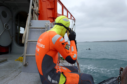 La station est idéalement située à la pointe du nord Cotentin sur la commune d'Auderville.Située aux abords du Raz Blanchard , à 10 miles nautique d'Aurigny et des Iles Anglo-Normandes, le rayon d'action de la station est vaste et se situe de la pointe de Flamanville coté ouest jusqu'au cap Lévy dans l'est.L'abri a une architecture unique en France et sa spécificité réside sur le fait que l'ensemble canot chariot (soit presque 30 tonnes au total ) pivote sur un axe d'une cale à l'autre afin d'être opérationnel  24 heures sur 24 et 365 jours par an quelque soit la marée et les conditions météorologiques.