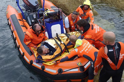La société nationale de sauvetage en mer est une des expressions les plus abouties de la solidarité des gens de mer face aux drames et accidents maritimes à proximité de nos côtes.La SNSM actuelle est née en 1967, mais depuis plus d'un siècle et demi, des bénévoles issus du monde maritime professionnel et, de plus en plus désormais, d'autres milieux s'investissent localement pour apporter une aide irremplaçable aux usagers de la mer. Association reconnue d'utilité publique dont la mission première est le sauvetage des personnes en danger en mer, la SNSM exerce trois types d'activités : le sauvetage en mer proprement dit, la formation des nageurs sauveteurs saisonniers et la prévention des risques nautiques.Nous avons coutume de dire de nos équipages qu'ils donnent tout et ne prennent rien..sauf les risquesXavier de la Gorce , Président de la SNSM