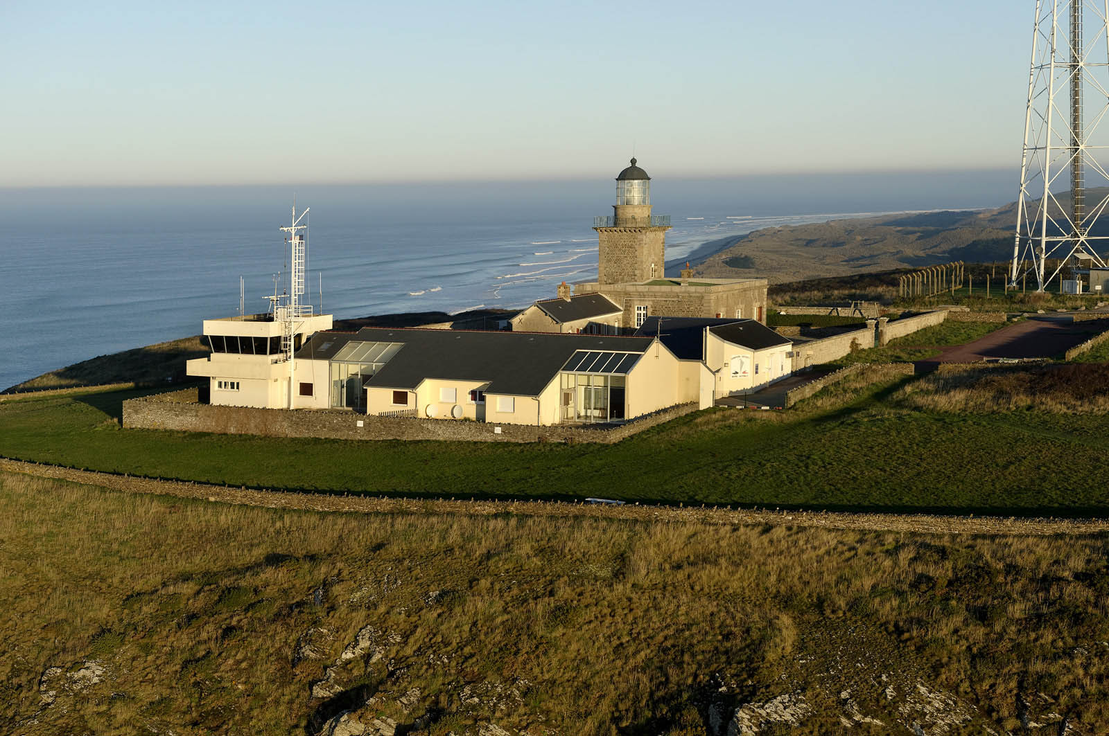 Sémaphore de Barneville-CarteretL'implantation des sémaphores en des points remarquables de la côte et leurs capacités opérationnelles de veille optique et radar les conduisent tout naturellement à participer activement à des missions plus générales relevant de la fonction de garde-côte.Au quotidien, les sémaphores restent un lien direct et simple entre les navigateurs côtiers, plaisanciers comme professionnels, et la terre. Leur présence rassure et ils sont en permanence sollicités pour des informations de toutes natures ou des précisions quant aux prévisions météorologiques locales.