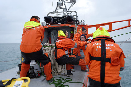 La station est idéalement située à la pointe du nord Cotentin sur la commune d'Auderville.Située aux abords du Raz Blanchard , à 10 miles nautique d'Aurigny et des Iles Anglo-Normandes, le rayon d'action de la station est vaste et se situe de la pointe de Flamanville coté ouest jusqu'au cap Lévy dans l'est.L'abri a une architecture unique en France et sa spécificité réside sur le fait que l'ensemble canot chariot (soit presque 30 tonnes au total ) pivote sur un axe d'une cale à l'autre afin d'être opérationnel  24 heures sur 24 et 365 jours par an quelque soit la marée et les conditions météorologiques.