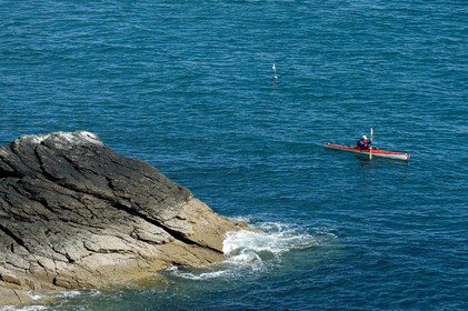 Le village d’Omonville la Rogue, situé sur la route côtière qui relie Cherbourg au cap de la Hague, s’étire au creux d’un vallon. Ses nombreuses petites rues et ruelles, sont bordées de solides maisons de granit, souvent couvertes en pierre.Les promenades conduisent bien souvent vers le Hâble, nom donné au port, un des plus beaux et des plus anciens de la région, dominé par un fort datant du début du XV siècle,