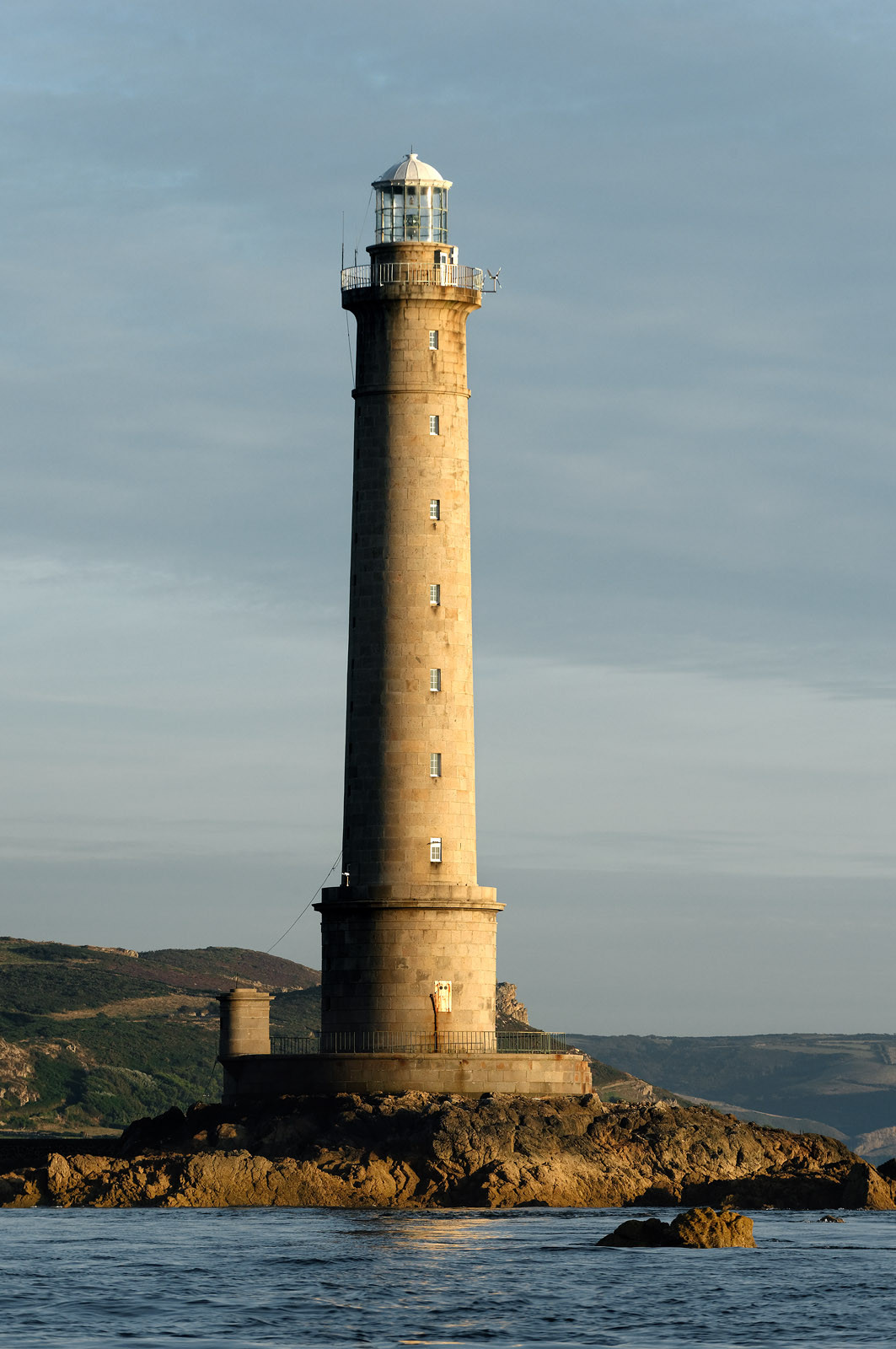Le phare de Goury, situé sur la commune d'Auderville (Manche) et mis en service en 1837, signale l'un des courants de marée les plus forts d'Europe : le Raz Blanchard. Il est inscrit aux monuments historiques depuis 2009.