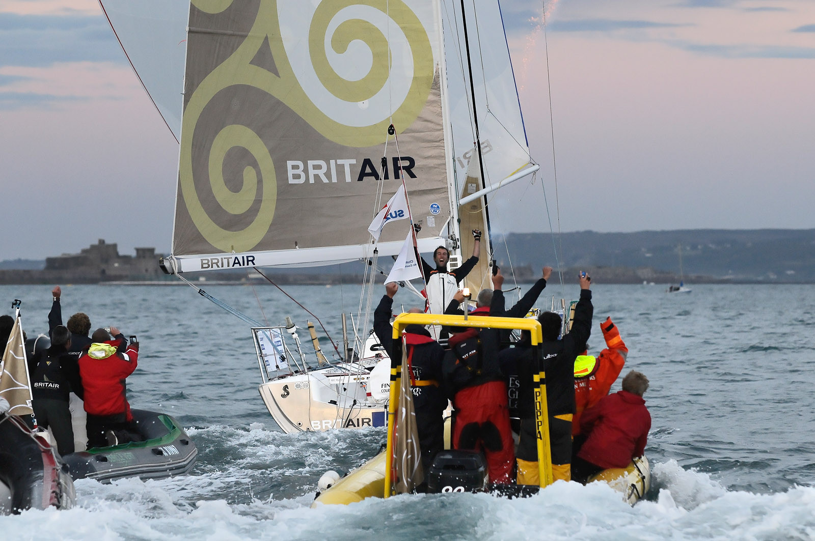 Armel LE CLEAC'HLa rade de Cherbourg-en-Cotentin, qui figure parmi les plus grandes rades atificielles au monde, offre aux passionnés, débutants ou confirmés, la possibilité de pratiquer voile, aviron de mer, surf, kayak, ski nautique, funboard, plongée, kitesurf, waveski…