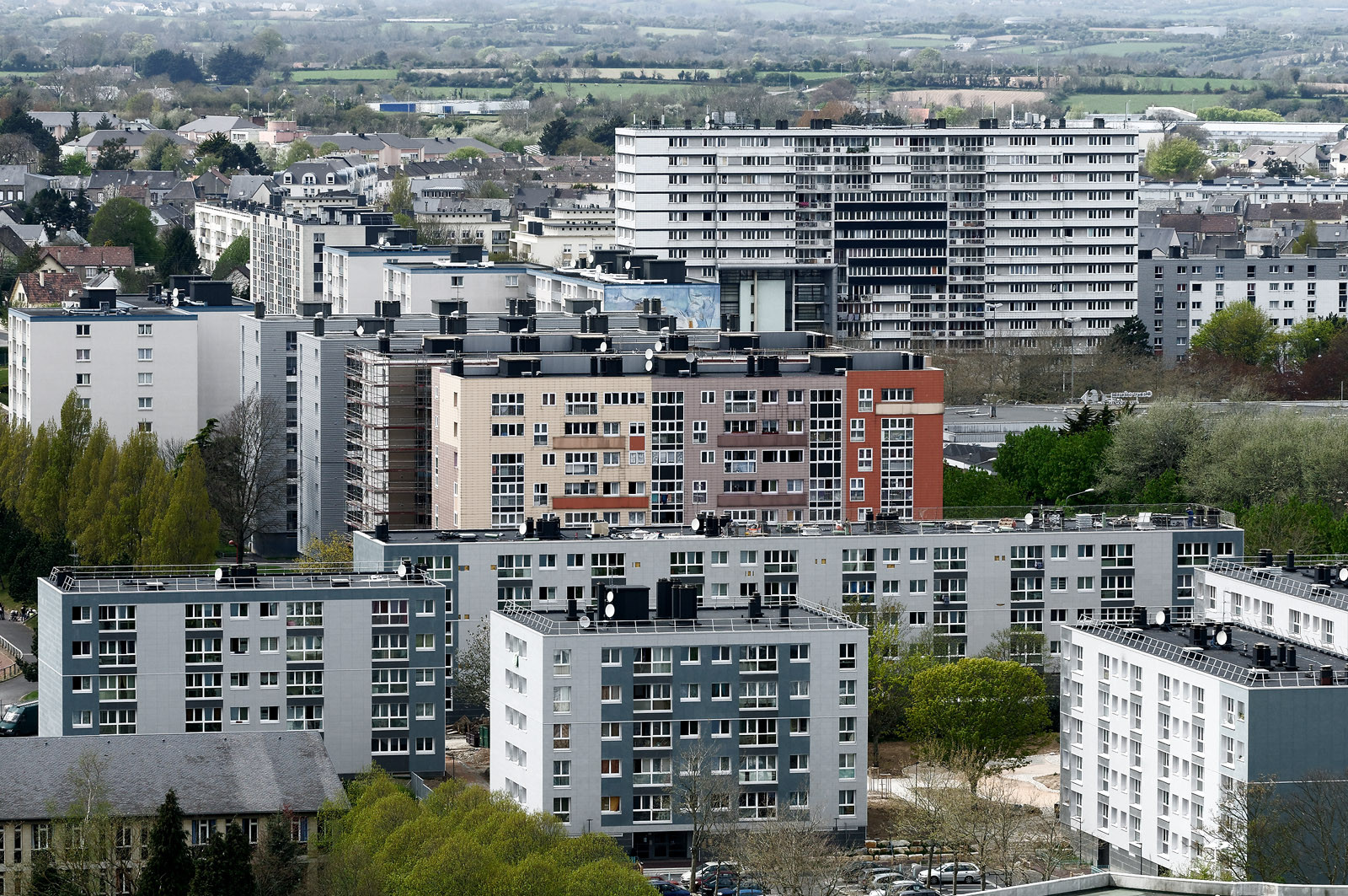 Une ville résolument tournée vers la mer.Cherbourg-en-Cotentin est située dans la presqu'île du Cotentin, à la pointe Ouest de la Normandie. (ville-cherbourg.fr)Un lieu incontournable en Normandie : La Cité de la Mer (http:  www.citedelamer.com)
