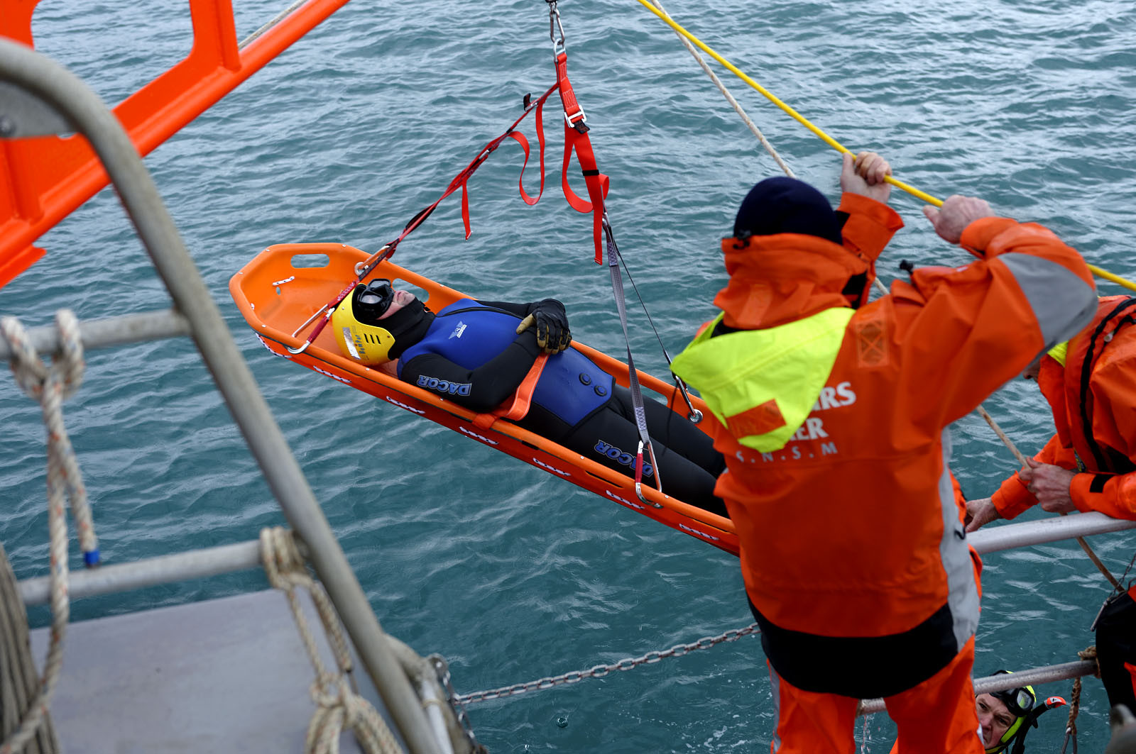 La station est idéalement située à la pointe du nord Cotentin sur la commune d'Auderville.Située aux abords du Raz Blanchard , à 10 miles nautique d'Aurigny et des Iles Anglo-Normandes, le rayon d'action de la station est vaste et se situe de la pointe de Flamanville coté ouest jusqu'au cap Lévy dans l'est.L'abri a une architecture unique en France et sa spécificité réside sur le fait que l'ensemble canot chariot (soit presque 30 tonnes au total ) pivote sur un axe d'une cale à l'autre afin d'être opérationnel  24 heures sur 24 et 365 jours par an quelque soit la marée et les conditions météorologiques.