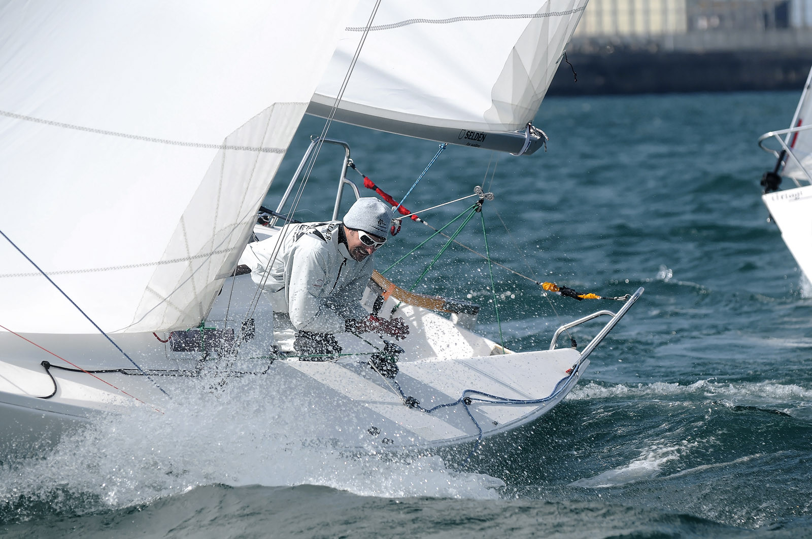 La rade de Cherbourg-en-Cotentin, qui figure parmi les plus grandes rades atificielles au monde, offre aux passionnés, débutants ou confirmés, la possibilité de pratiquer voile, aviron de mer, surf, kayak, ski nautique, funboard, plongée, kitesurf, waveski…