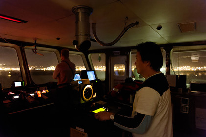 Une manoeuvre réussie est une catastrophe évitée de justesse dit-on.Une formule sans doute excessive mais qui a le mérite de maintenir à l'esprit de chacun qu'il n'existe pas de routine quand il s'agit de manoeuvrer des géants de plusieurs dizaines de milliers de tonnes dans les écluses et les bassins portuaires avec une précision de l'ordre du mètre. Tout l'art du pilote, fin connaisseur des lieux et de leurs pièges, est d'appréhender rapidement le comportement et les capacités manoeuvrières d'un navire inconnu. C'est à lui en effet qu'il appartient de conseiller le pacha pour la bonne réalisation de ce qui reste l'une des phases les plus délicates de l'expédition maritime : l'entrée en port puis l'accostage.