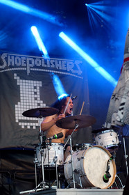 The ShoepolishersLes cireurs de pompe, dans la langue de Molière, n'en sont pas à leur coup d'essai. Avec pas moins de quatre albums dont un double live et un DVD vendu à plus de 10 000 exemplaires à leur actif, les Shoepolishers ont usé leurs savates sur une ribambelle de scènes et de festivals qu'ils ont peine à dénombrer. Leur musique, savant mélange folk rock agrémenté de consonances celtiques aux paroles un brin délirantes, constitue une invitation pour Blairoland. Ce monde fictif, peuplé de farfelus personnages dans un imaginaire conçu de toutes pièces, répand une énergie aussi électrisante que contagieuse sur scène. (http:  www.shoepolishers.fr)