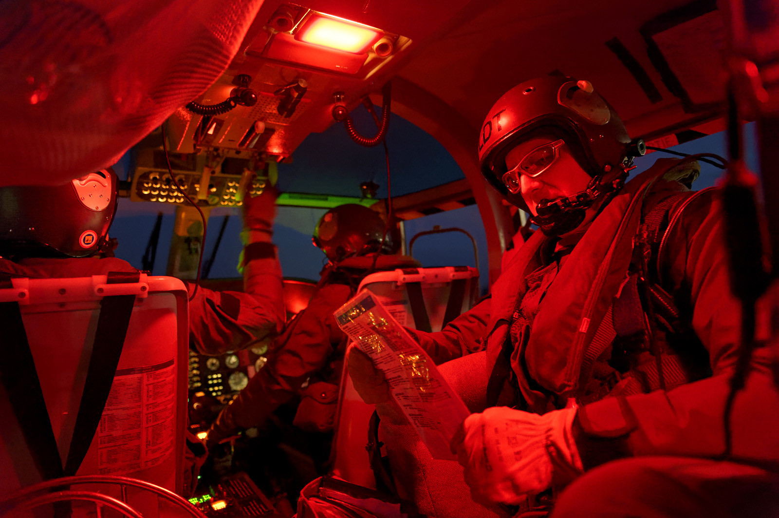 L'hélicoptère Dauphin SP (service public) de la marine constitue l'un des principaux moyens d'intervention à la disposition du CROSS pour les opérations de sauvetage en mer.L'équipage d'un Dauphin SP, c'est 6 personnes : aux 4 navigants qui sont à bord de l'appareil pour chaque mission (pilote, copilote, mécanicien de bord treuilliste et plongeur) s'ajoutent 2 techniciens, qui restent à terre et sont chargés de l'entretien de la machine. Depuis janvier 2013, au terme de 23 ans de service à Cherbourg-en-Cotentin, le Dauphin SP a cédé sa place à un nouvel appareil, plus imposant et de conception beaucoup plus récente : un EC 225.