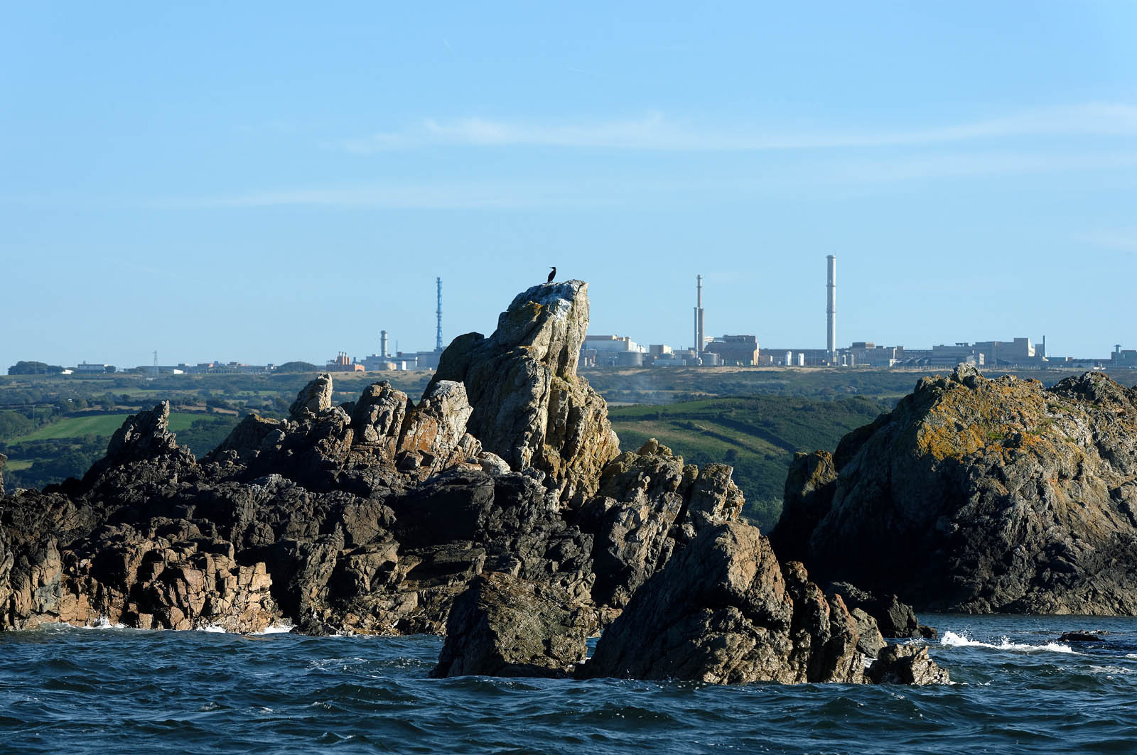 Usine AREVAA l’ouest du Cotentin (Manche), la Hague est une terre de contrastes et de lumières, une région sauvage et préservée. Le mot Hague est un ancien terme dialectal normand. Il est issu du vieux norois qui signifie «enclos, terrain clos».La Hague présente un littoral varié : falaises abruptes (entre Urville-Nacqueville et Omonville-la-Rogue, et entre Auderville et Vauville), au pied desquelles se trouve une succession de baies, grandes plages (Urville-Nacqueville et à Vauville), d'îlots et platiers rocheux (cap de la Hague,pointe de Jardeheu..), des massifs dunaires (Biville), des grèves de galets (Anse Saint-Martin), des marais arrière-littoraux (Mare de Vauville) et des vallons boisés (Hubiland, Sabine…). La côte est également agrémentée de petits ports (Goury, le Houguet, Port Racine, Port du Hâble…) et de mouillages.La péninsule haguaise est principalement un pays de landes et de bocage, à l'intérieur des terres, formées de fougères, bruyères, genêts et ajoncs.