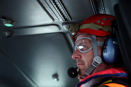 Particulièrement visibles et reconnaissables, les EC 145 de la sécurité civile sont rouge et jaune et ont pour indicatif radio leur nom de famille Dragon, suivi du numéro de département dans lequel ils sont stationnés. Le positionnement de Dragon 50, basé à Granville, à l'ouvert de la Baie du Mont-Saint-Michel ne doit rien au hasard. Il constitue en effet un élément central du dispositif mis en oeuvre pour sécuriser la Baie face aux dangers que représentent ses célèbres mais redoutables marées. Chaque année, plusieurs dizaines de personnes, promeneurs ou pêcheurs à pieds, lui doivent d'avoir été tirées d'un très mauvais pas, voire sauvées d'une mort certaine.