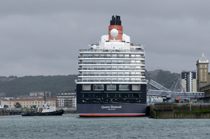 Une manoeuvre réussie est une catastrophe évitée de justesse dit-on.Une formule sans doute excessive mais qui a le mérite de maintenir à l'esprit de chacun qu'il n'existe pas de routine quand il s'agit de manoeuvrer des géants de plusieurs dizaines de milliers de tonnes dans les écluses et les bassins portuaires avec une précision de l'ordre du mètre. Tout l'art du pilote, fin connaisseur des lieux et de leurs pièges, est d'appréhender rapidement le comportement et les capacités manoeuvrières d'un navire inconnu. C'est à lui en effet qu'il appartient de conseiller le pacha pour la bonne réalisation de ce qui reste l'une des phases les plus délicates de l'expédition maritime : l'entrée en port puis l'accostage.