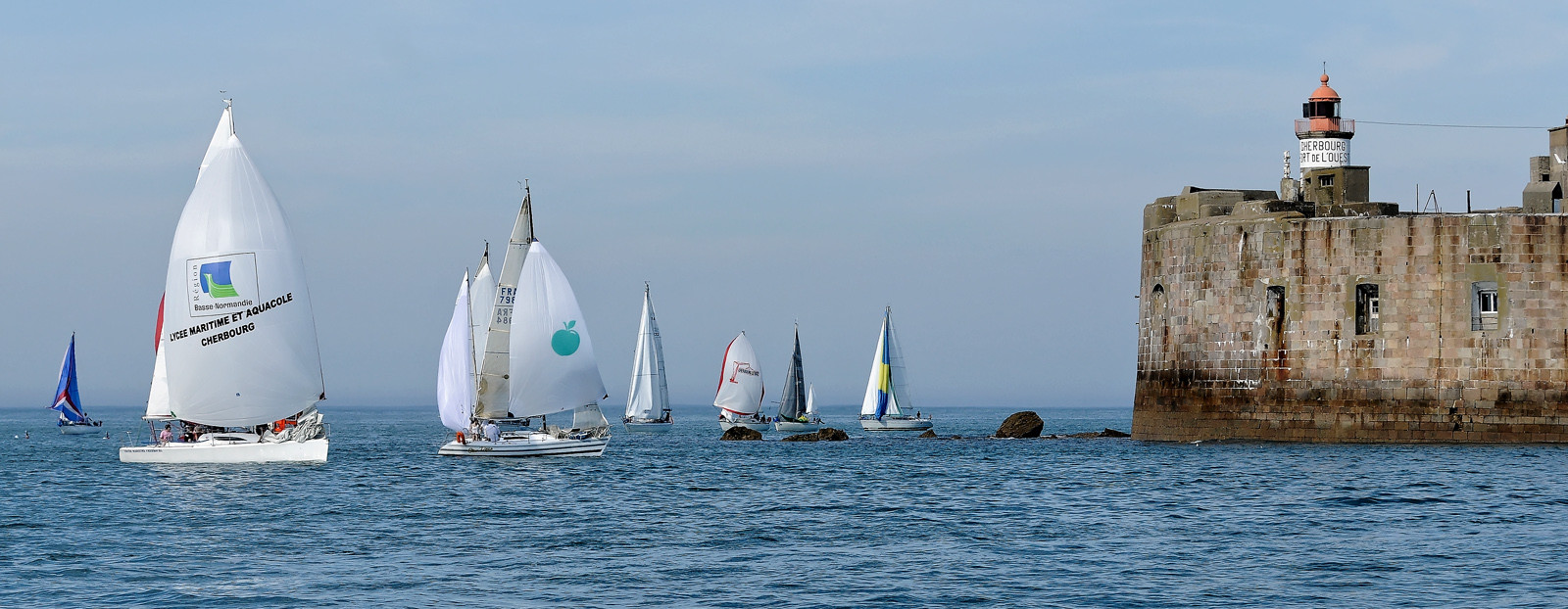 La rade de Cherbourg-en-Cotentin, qui figure parmi les plus grandes rades atificielles au monde, offre aux passionnés, débutants ou confirmés, la possibilité de pratiquer voile, aviron de mer, surf, kayak, ski nautique, funboard, plongée, kitesurf, waveski…