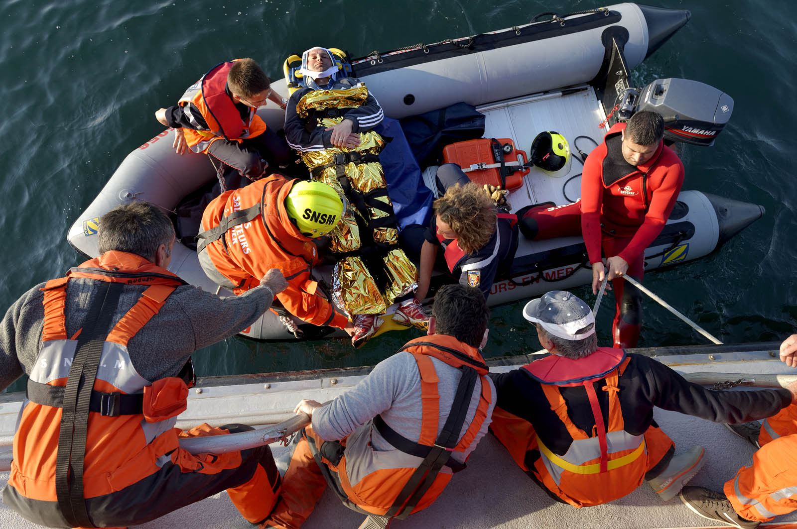 La société nationale de sauvetage en mer est une des expressions les plus abouties de la solidarité des gens de mer face aux drames et accidents maritimes à proximité de nos côtes.La SNSM actuelle est née en 1967, mais depuis plus d'un siècle et demi, des bénévoles issus du monde maritime professionnel et, de plus en plus désormais, d'autres milieux s'investissent localement pour apporter une aide irremplaçable aux usagers de la mer. Association reconnue d'utilité publique dont la mission première est le sauvetage des personnes en danger en mer, la SNSM exerce trois types d'activités : le sauvetage en mer proprement dit, la formation des nageurs sauveteurs saisonniers et la prévention des risques nautiques.Nous avons coutume de dire de nos équipages qu'ils donnent tout et ne prennent rien..sauf les risquesXavier de la Gorce , Président de la SNSM
