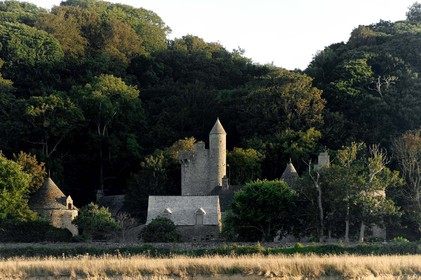 Le manoir du Dur Ecu est situé sur la commune d'Urville-Nacqueville (Manche).La légende attribue son nom à un épisode guerrier au cours duquel Guillaume le Conquérant aurait eu la vie sauvée par Robert Le Fort qui le protégea de son bouclier (on disait alors un écu).