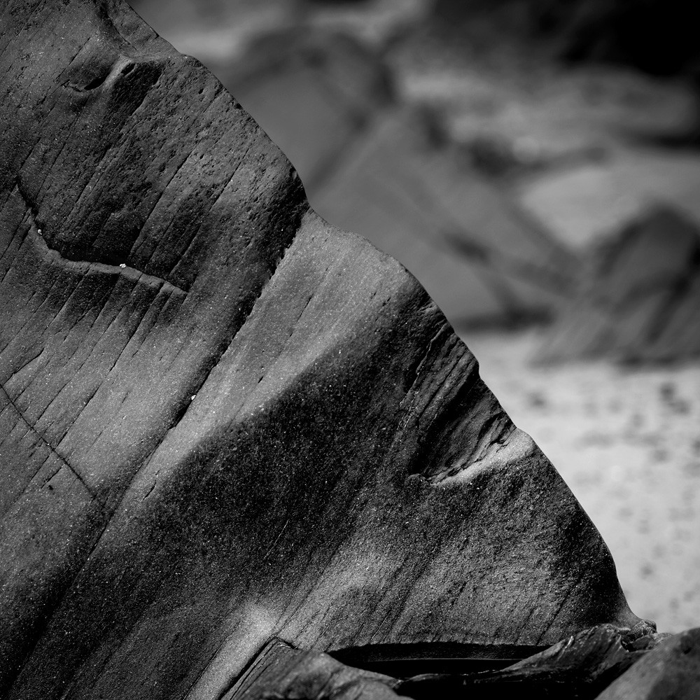 Cette exposition fût présentée lors du mois de la photographie à Equeurdreville (Cotentin) en 2014.Comme un tailleur de pierre, la nature a façonné un monde imaginaire, transformant le paysage en une oeuvre d’art équilibrée et contrôlée. Je n’ai photographié que ceux qui me parlaient, comme des apparitions fantasmagoriques, un clin d’oeil, un frisson, un sourire complice. Libre à vous de découvrir ces formes secrètes, ces visages sculptés par les éléments aux traits parfois révélateurs.