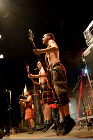 GOULAMAS'K voit le jour en 1999 dans la garrigue de Béziers. Dès les 1ers concerts, la couleur est donnée : un ska rock teinté de reggae punk, chanté en français, occitan, catalan et castillan, les langues natales des musiciens. Un des credo du groupe est la revendication et la reconnaissance de la diversité des langues et des cultures. Le nom même du groupe est tiré du mot occitan golamas (très usité dans la région du groupe et qui désigne quelqu'un de négligé, brouillon…). http:  www.goulamas-k.com