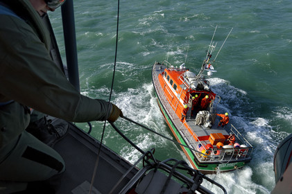 La station est idéalement située à la pointe du nord Cotentin sur la commune d'Auderville.Située aux abords du Raz Blanchard , à 10 miles nautique d'Aurigny et des Iles Anglo-Normandes, le rayon d'action de la station est vaste et se situe de la pointe de Flamanville coté ouest jusqu'au cap Lévy dans l'est.L'abri a une architecture unique en France et sa spécificité réside sur le fait que l'ensemble canot chariot (soit presque 30 tonnes au total ) pivote sur un axe d'une cale à l'autre afin d'être opérationnel  24 heures sur 24 et 365 jours par an quelque soit la marée et les conditions météorologiques.