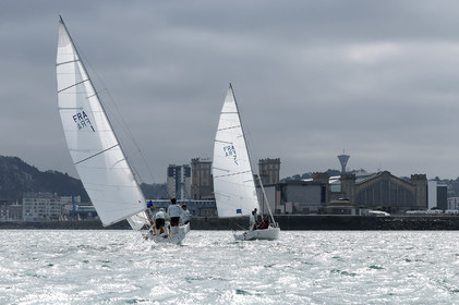 La rade de Cherbourg-en-Cotentin, qui figure parmi les plus grandes rades atificielles au monde, offre aux passionnés, débutants ou confirmés, la possibilité de pratiquer voile, aviron de mer, surf, kayak, ski nautique, funboard, plongée, kitesurf, waveski…