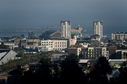 Une ville résolument tournée vers la mer.Cherbourg-en-Cotentin est située dans la presqu'île du Cotentin, à la pointe Ouest de la Normandie. (ville-cherbourg.fr)Un lieu incontournable en Normandie : La Cité de la Mer (http:  www.citedelamer.com)