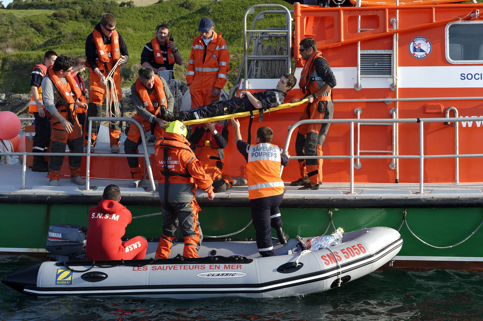 La station est idéalement située à la pointe du nord Cotentin sur la commune d'Auderville.Située aux abords du Raz Blanchard , à 10 miles nautique d'Aurigny et des Iles Anglo-Normandes, le rayon d'action de la station est vaste et se situe de la pointe de Flamanville coté ouest jusqu'au cap Lévy dans l'est.L'abri a une architecture unique en France et sa spécificité réside sur le fait que l'ensemble canot chariot (soit presque 30 tonnes au total ) pivote sur un axe d'une cale à l'autre afin d'être opérationnel  24 heures sur 24 et 365 jours par an quelque soit la marée et les conditions météorologiques.
