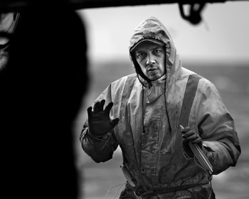 Marin pêcheur.. Deux mots qui suscitent tant de sentiments divers chez les gens de terre... Respect, admiration pour cette liberté, ce courage, mais aussi souvent peur et angoisse. Sont-ils fous ou désepérés pour risquer ainsi leurs vies quotidiennement ? Non, justes passionnés par leur métier, la mer est leur grande histoire d'amour.Le salaire de la peur des forcats de la mer, le journaliste avait raison.Ces photographies réalisées au cours de plusieurs marées à bord du Yannick, chalutier cherbourgeois, vous décrivent l'histoire d'un navire, d'un équipage, d'une famille. Vous embarquez à leurs côtés et découvrez leurs conditions de travail, la tempête, la fatigue, et, au détour d'une image, un sourire.Sophie LeroyDirectice de l'Armement Cherbourgeois