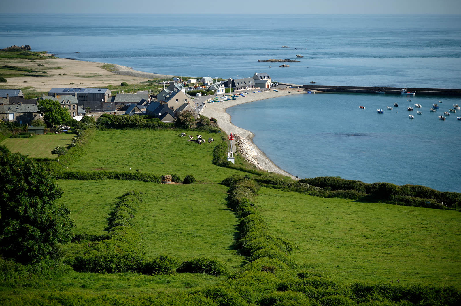 Le village d’Omonville la Rogue, situé sur la route côtière qui relie Cherbourg au cap de la Hague, s’étire au creux d’un vallon. Ses nombreuses petites rues et ruelles, sont bordées de solides maisons de granit, souvent couvertes en pierre.Les promenades conduisent bien souvent vers le Hâble, nom donné au port, un des plus beaux et des plus anciens de la région, dominé par un fort datant du début du XV siècle,