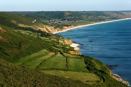 Le village de Vauville fait partie des sites classés de la Hague, Cap Cotentin. Les Pierres Pouquelées, galerie néolithique, sont un témoignage de l'Antiquité.La mare de Vauville est une réserve naturelle. Créée en 1976 c'est l'une des 135 réserves naturelles de France. Géré par le Groupe Ornithologique Normand depuis 1983, c'est un marais d'eau douce protégé de la mer par un étroit cordon dunaire. La mare de Vauville fait 62 ha, il y a plus de 150 espèces d'oiseaux ainsi que de 350 plantes et 16 espèces de batraciens.Un édifice autrefois religieux domine le village. C'est le prieuré de Vauville construit dans les landes, sur le haut d'une colline.Créé par Eric et Nicole Pellerin en 1947, l'exceptionnel jardin botanique du château de Vauville occupe plus de 40 000 m2. Abritant plus de 1000 espèces de l'hémisphère austral, le jardin entoure le château de Vauville dans une ambiance subtropicale tout à fait surprenante.