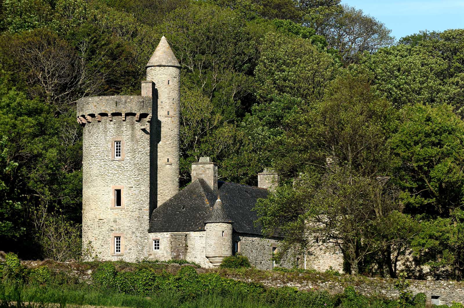 Le manoir du Dur Ecu est situé sur la commune d'Urville-Nacqueville (Manche).La légende attribue son nom à un épisode guerrier au cours duquel Guillaume le Conquérant aurait eu la vie sauvée par Robert Le Fort qui le protégea de son bouclier (on disait alors un écu).