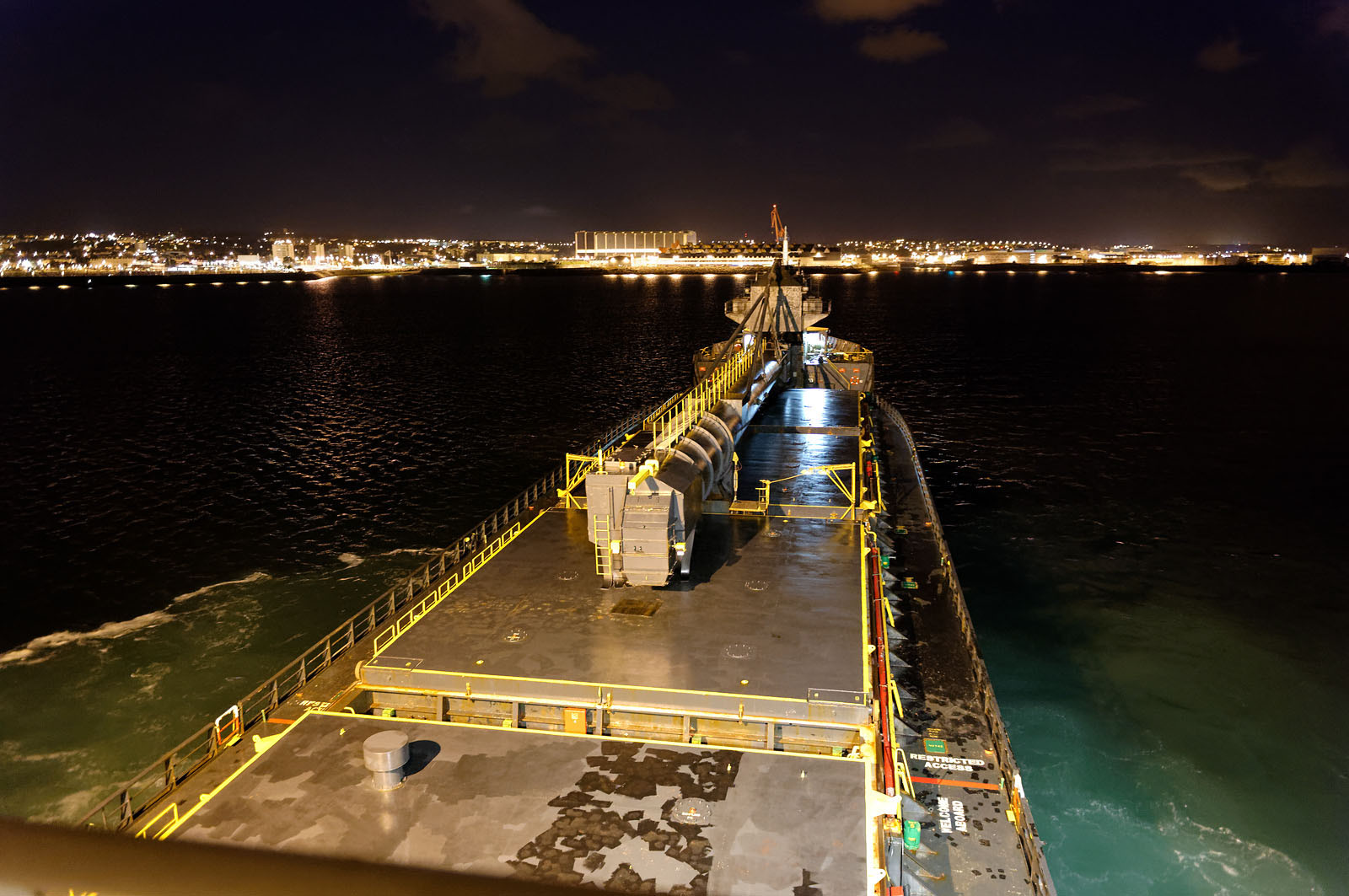 Une manoeuvre réussie est une catastrophe évitée de justesse dit-on.Une formule sans doute excessive mais qui a le mérite de maintenir à l'esprit de chacun qu'il n'existe pas de routine quand il s'agit de manoeuvrer des géants de plusieurs dizaines de milliers de tonnes dans les écluses et les bassins portuaires avec une précision de l'ordre du mètre. Tout l'art du pilote, fin connaisseur des lieux et de leurs pièges, est d'appréhender rapidement le comportement et les capacités manoeuvrières d'un navire inconnu. C'est à lui en effet qu'il appartient de conseiller le pacha pour la bonne réalisation de ce qui reste l'une des phases les plus délicates de l'expédition maritime : l'entrée en port puis l'accostage.