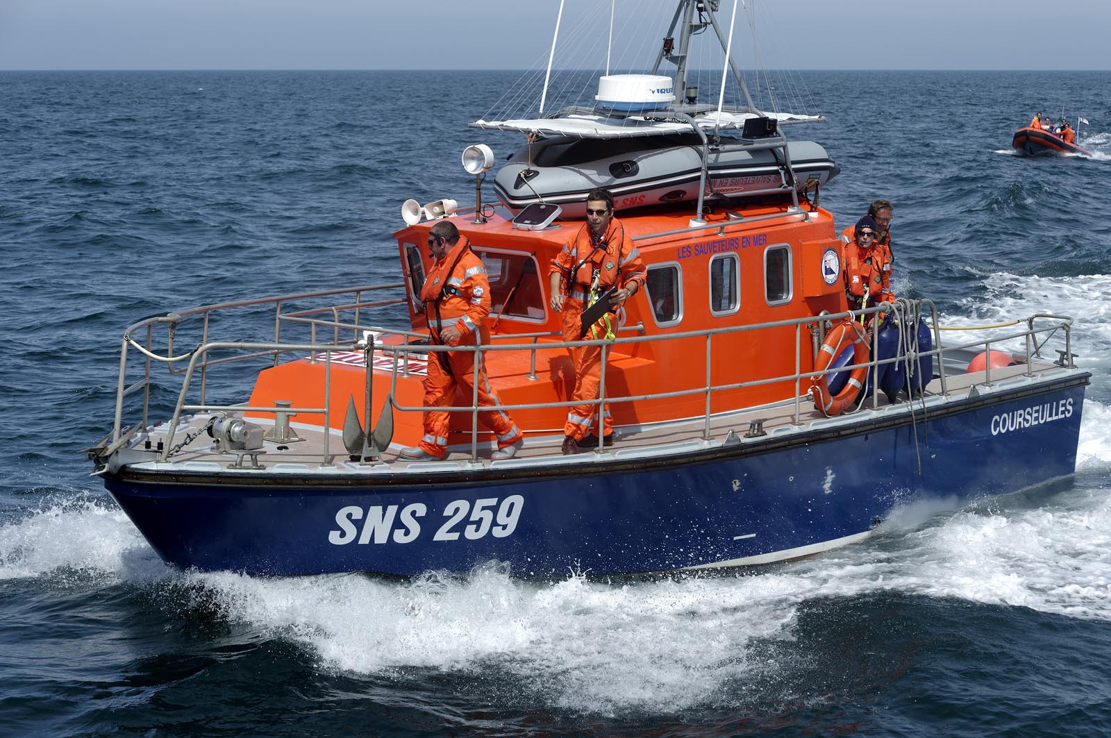 La société nationale de sauvetage en mer est une des expressions les plus abouties de la solidarité des gens de mer face aux drames et accidents maritimes à proximité de nos côtes.La SNSM actuelle est née en 1967, mais depuis plus d'un siècle et demi, des bénévoles issus du monde maritime professionnel et, de plus en plus désormais, d'autres milieux s'investissent localement pour apporter une aide irremplaçable aux usagers de la mer. Association reconnue d'utilité publique dont la mission première est le sauvetage des personnes en danger en mer, la SNSM exerce trois types d'activités : le sauvetage en mer proprement dit, la formation des nageurs sauveteurs saisonniers et la prévention des risques nautiques.Nous avons coutume de dire de nos équipages qu'ils donnent tout et ne prennent rien..sauf les risquesXavier de la Gorce , Président de la SNSM