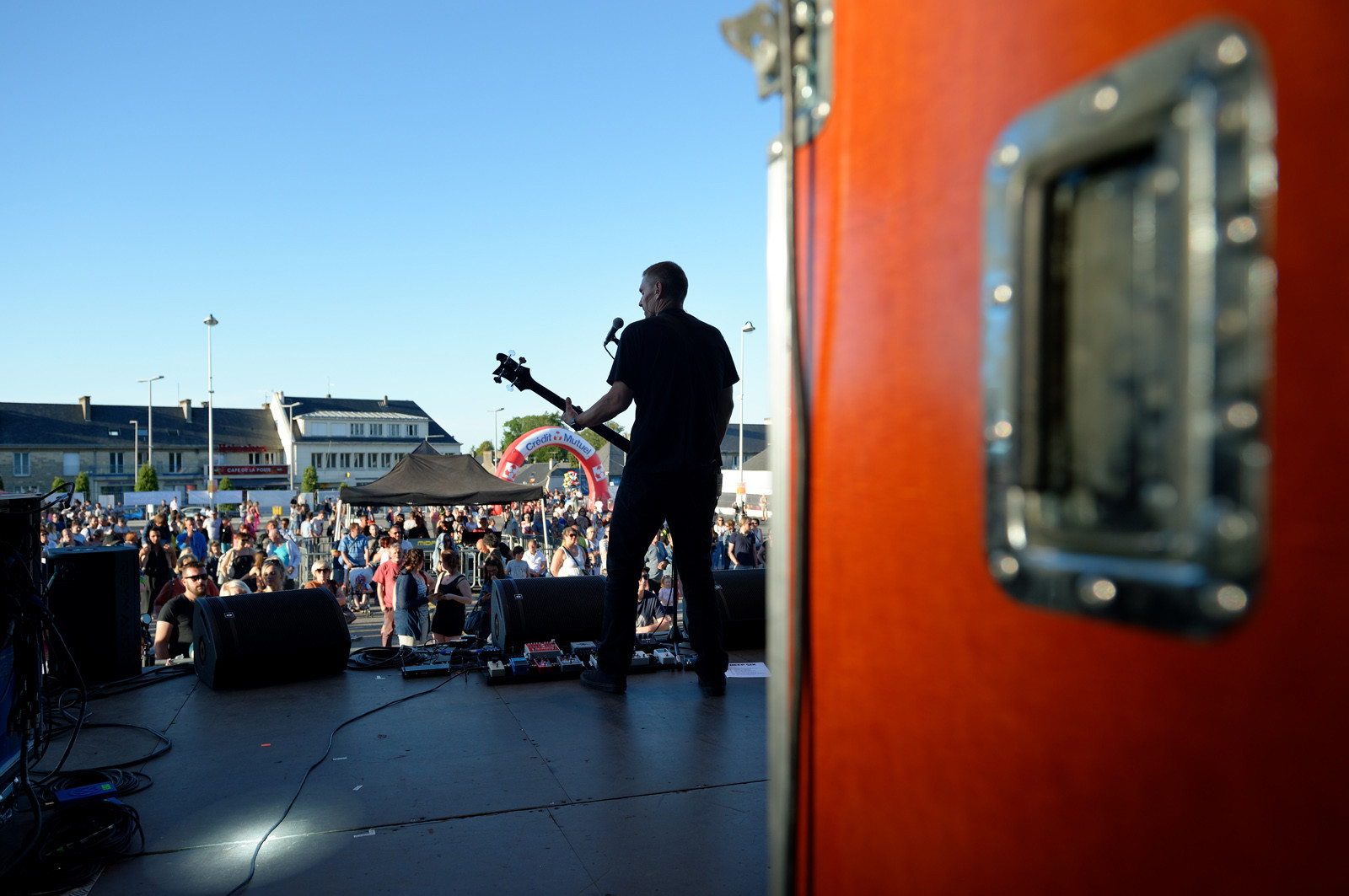 Deep Six est un trio formé à Cherbourg au début de l'année 2015 par Romuald à la guitare et au chant, Ivan à la batterie et Alex à la Basse. Leur musique est un rock direct et puissant dont chaque membre participe à sa composition, créant ainsi une dynamique et un son particulier. L'objectif de Deep Six est simple, se faire entendre aussi loin qu'il sera possible !  (https:  deepsix.bandcamp.com)