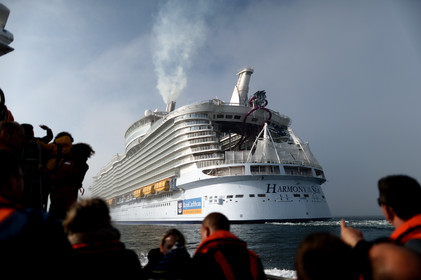 La rade de Cherbourg-en-Cotentin, qui figure parmi les plus grandes rades atificielles au monde, offre aux passionnés, débutants ou confirmés, la possibilité de pratiquer voile, aviron de mer, surf, kayak, ski nautique, funboard, plongée, kitesurf, waveski…