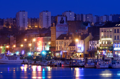 Une ville résolument tournée vers la mer.Cherbourg-en-Cotentin est située dans la presqu'île du Cotentin, à la pointe Ouest de la Normandie. (ville-cherbourg.fr)Un lieu incontournable en Normandie : La Cité de la Mer (http:  www.citedelamer.com)