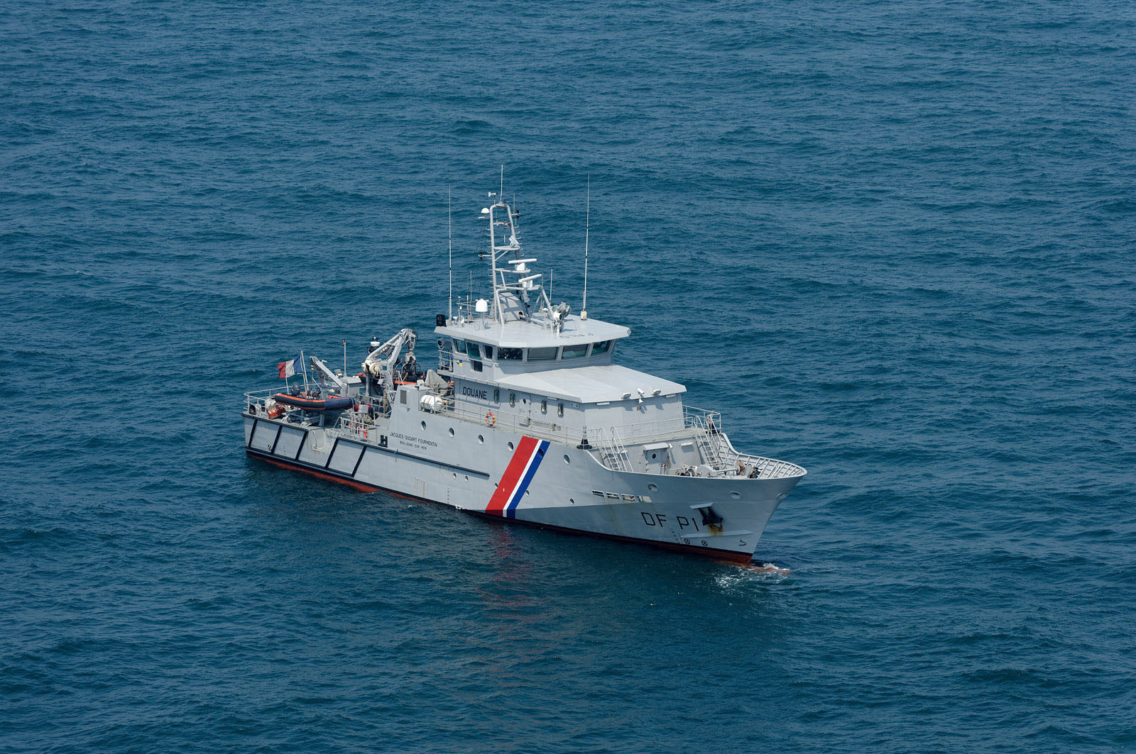 Outre les missions de surveillance générale, ces hélicoptères (EC 135) assurent le guidage des unités nautiques lors des opérations de contrôle ou d'interception. Avec leurs caméras thermiques et infra-rouge, ils sont en effet redoutables pour localiser, identifier et suivre un navire suspect, de jour comme de nuit et en toute discrétion.