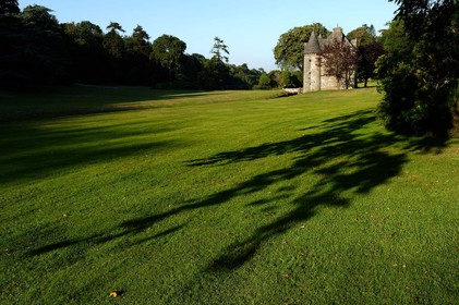 Situé sur la commune d'Urville-Nacqueville, l'ensemble ravissant du Château et du Parc de Nacqueville est caché dans une vallée côtière et verdoyante à 20 minutes à l'ouest de Cherbourg, dans la presqu'île du Cotentin (Manche).