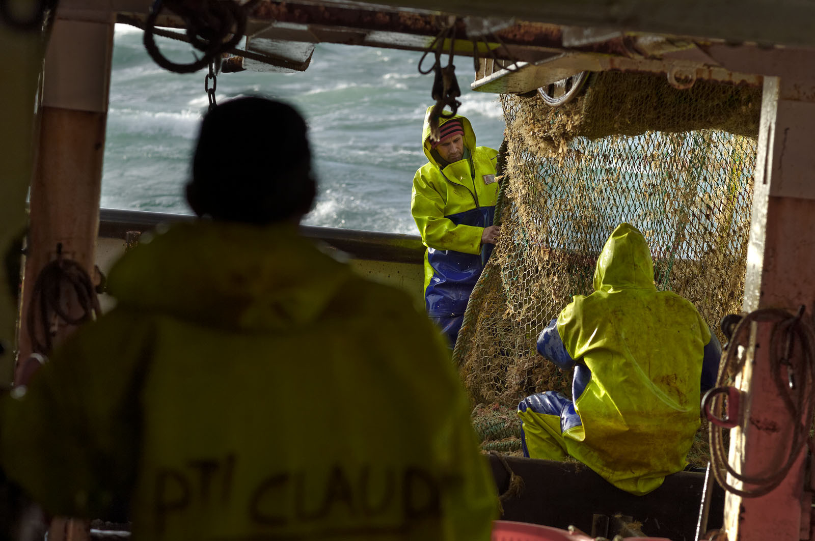 Ce reportage a été réalisé en janvier 2014 à bord du chalutier Marie-Catherine, appartenant à la SARL Armement Cherbourgeois créé en 1999 par Sophie et David LEROY. Cette marée de 7 jours fût assez mouvementée d'une part par la météo très capricieuse, mais également par la difficulté de réaliser les prises de vues. Une sélection de 20 photographies a été présentée lors de la 4ème édition du Festival photo L'Homme et la Mer au Guilvinec (Bretagne) en 2014, ainsi qu'au Musée de Tatihou 'Avis de grand frais (Manche) http:  www.armement-cherbourgeois.fr 