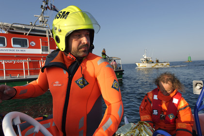 La station est idéalement située à la pointe du nord Cotentin sur la commune d'Auderville.Située aux abords du Raz Blanchard , à 10 miles nautique d'Aurigny et des Iles Anglo-Normandes, le rayon d'action de la station est vaste et se situe de la pointe de Flamanville coté ouest jusqu'au cap Lévy dans l'est.L'abri a une architecture unique en France et sa spécificité réside sur le fait que l'ensemble canot chariot (soit presque 30 tonnes au total ) pivote sur un axe d'une cale à l'autre afin d'être opérationnel  24 heures sur 24 et 365 jours par an quelque soit la marée et les conditions météorologiques.