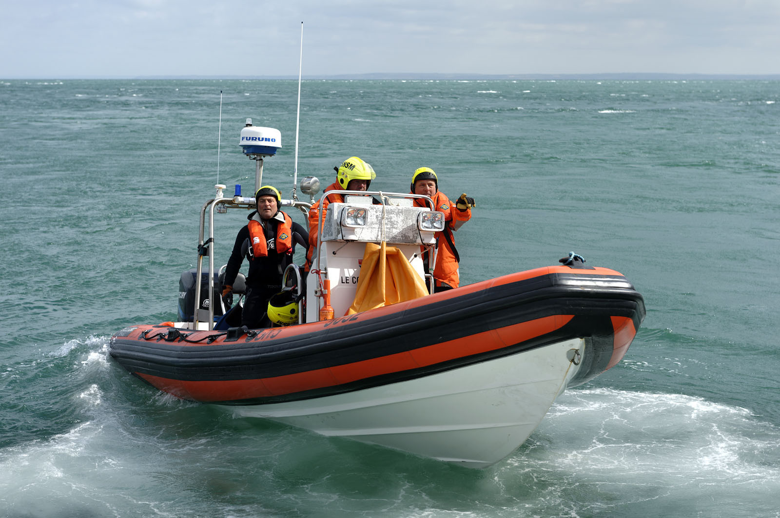 La société nationale de sauvetage en mer est une des expressions les plus abouties de la solidarité des gens de mer face aux drames et accidents maritimes à proximité de nos côtes.La SNSM actuelle est née en 1967, mais depuis plus d'un siècle et demi, des bénévoles issus du monde maritime professionnel et, de plus en plus désormais, d'autres milieux s'investissent localement pour apporter une aide irremplaçable aux usagers de la mer. Association reconnue d'utilité publique dont la mission première est le sauvetage des personnes en danger en mer, la SNSM exerce trois types d'activités : le sauvetage en mer proprement dit, la formation des nageurs sauveteurs saisonniers et la prévention des risques nautiques.Nous avons coutume de dire de nos équipages qu'ils donnent tout et ne prennent rien..sauf les risquesXavier de la Gorce , Président de la SNSM
