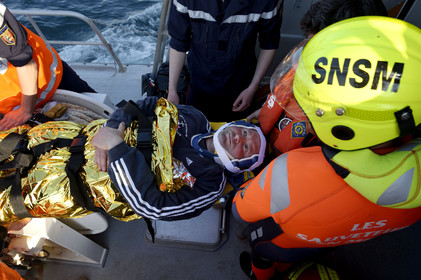 La société nationale de sauvetage en mer est une des expressions les plus abouties de la solidarité des gens de mer face aux drames et accidents maritimes à proximité de nos côtes.La SNSM actuelle est née en 1967, mais depuis plus d'un siècle et demi, des bénévoles issus du monde maritime professionnel et, de plus en plus désormais, d'autres milieux s'investissent localement pour apporter une aide irremplaçable aux usagers de la mer. Association reconnue d'utilité publique dont la mission première est le sauvetage des personnes en danger en mer, la SNSM exerce trois types d'activités : le sauvetage en mer proprement dit, la formation des nageurs sauveteurs saisonniers et la prévention des risques nautiques.Nous avons coutume de dire de nos équipages qu'ils donnent tout et ne prennent rien..sauf les risquesXavier de la Gorce , Président de la SNSM