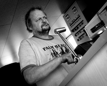 Marin pêcheur.. Deux mots qui suscitent tant de sentiments divers chez les gens de terre... Respect, admiration pour cette liberté, ce courage, mais aussi souvent peur et angoisse. Sont-ils fous ou désepérés pour risquer ainsi leurs vies quotidiennement ? Non, justes passionnés par leur métier, la mer est leur grande histoire d'amour.Le salaire de la peur des forcats de la mer, le journaliste avait raison.Ces photographies réalisées au cours de plusieurs marées à bord du Yannick, chalutier cherbourgeois, vous décrivent l'histoire d'un navire, d'un équipage, d'une famille. Vous embarquez à leurs côtés et découvrez leurs conditions de travail, la tempête, la fatigue, et, au détour d'une image, un sourire.Sophie LeroyDirectice de l'Armement Cherbourgeois