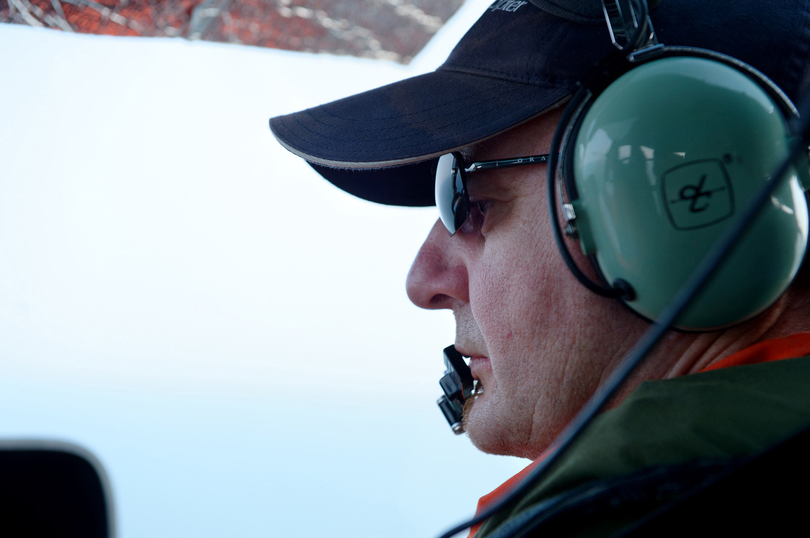 Outre les missions de surveillance générale, ces hélicoptères (EC 135) assurent le guidage des unités nautiques lors des opérations de contrôle ou d'interception. Avec leurs caméras thermiques et infra-rouge, ils sont en effet redoutables pour localiser, identifier et suivre un navire suspect, de jour comme de nuit et en toute discrétion.