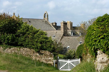 Le prieuré de VauvilleLe village de Vauville fait partie des sites classés de la Hague, Cap Cotentin. Les Pierres Pouquelées, galerie néolithique, sont un témoignage de l'Antiquité.La mare de Vauville est une réserve naturelle. Créée en 1976 c'est l'une des 135 réserves naturelles de France. Géré par le Groupe Ornithologique Normand depuis 1983, c'est un marais d'eau douce protégé de la mer par un étroit cordon dunaire. La mare de Vauville fait 62 ha, il y a plus de 150 espèces d'oiseaux ainsi que de 350 plantes et 16 espèces de batraciens.Un édifice autrefois religieux domine le village. C'est le prieuré de Vauville construit dans les landes, sur le haut d'une colline.Créé par Eric et Nicole Pellerin en 1947, l'exceptionnel jardin botanique du château de Vauville occupe plus de 40 000 m2. Abritant plus de 1000 espèces de l'hémisphère austral, le jardin entoure le château de Vauville dans une ambiance subtropicale tout à fait surprenante.