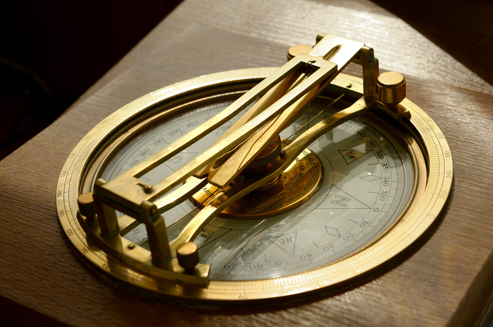 Sémaphore de BarfleurL'implantation des sémaphores en des points remarquables de la côte et leurs capacités opérationnelles de veille optique et radar les conduisent tout naturellement à participer activement à des missions plus générales relevant de la fonction de garde-côte.Au quotidien, les sémaphores restent un lien direct et simple entre les navigateurs côtiers, plaisanciers comme professionnels, et la terre. Leur présence rassure et ils sont en permanence sollicités pour des informations de toutes natures ou des précisions quant aux prévisions météorologiques locales.