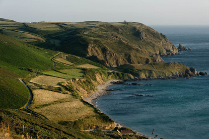 Cette baie bien abritée est une plage de galets et de sable fin, et tire son nom des moulins qui existaient autrefois dans la vallée qui la surplombe (écailler le grain). Les roches de l'anse de Cul Rond figurent parmi les plus anciennes de France : plus de 2 milliards d'années.