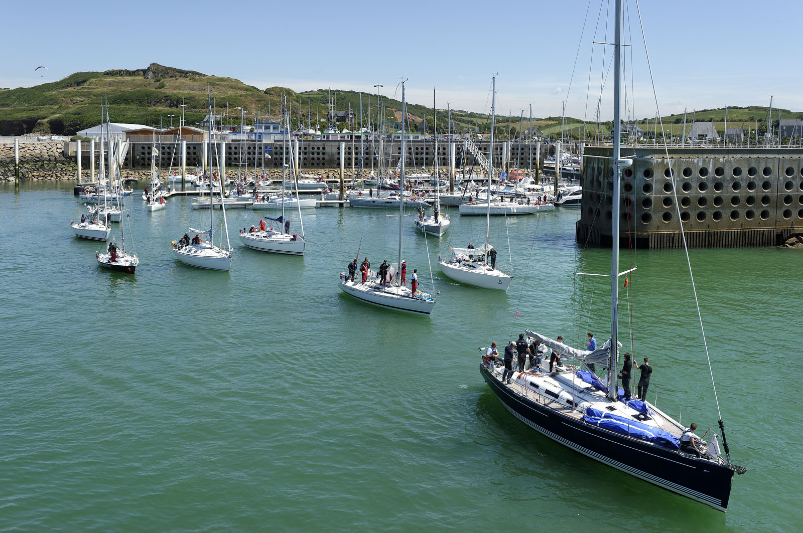 La rade de Cherbourg-en-Cotentin, qui figure parmi les plus grandes rades atificielles au monde, offre aux passionnés, débutants ou confirmés, la possibilité de pratiquer voile, aviron de mer, surf, kayak, ski nautique, funboard, plongée, kitesurf, waveski…